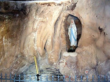 Reconstitution de la grotte de Lourdes.