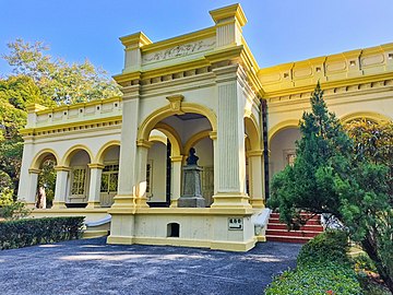 社宅事務所，當前為主園區最知名的歷史建築，建築上方的方孔是創社時為抵禦「土匪」的置槍孔。