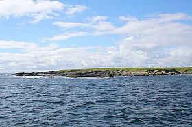 Vue d'Auskerry depuis la mer.