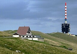 L’hôtel Chasseral et l'émetteur vu de l'ouest.