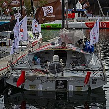 Le cockpit du monocoque vu alors que ce dernier est à quai