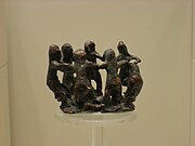 Danse rituelle. Bronze votif. VIIIe siècle. Musée archéologique d'Olympie[48]