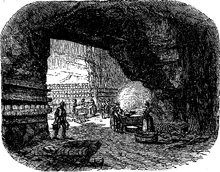 L'illustration de 1897 montre une cave très haute. Au premier plan des rouleaux de paille cousue servent probablement à entreposer les fromages au propre. Au second plan, des femmes s'affairent autour d'une cuve en bois. Une planche en travers de la cuve porte deux fromages. À l'arrière-plan, une grande ouverture laisse voir une autre cave ; des étagères portent de nombreux fromages et des ouvriers emballent des fromages sur une table.