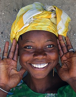 Sourire de Gambie. Photographie prise en janvier 2008 à Serrekunda, en Gambie. (définition réelle 2 336 × 2 998)