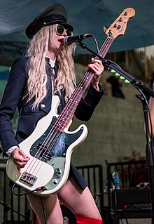 Vee performing live in Los Angeles in 2017.