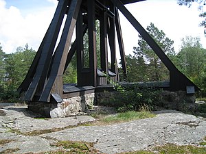 Stapeln har plåtbeklädda syllar som ligger på en kallmurad stenfot, syllarna bär upp de resta stolparna och strävorna.