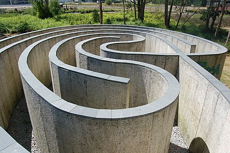 Labyrinthe de Pontevedra, Île des Sculptures. 1999. Granit, dalle et gravier. 9 x 12 X 2 m[26].