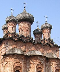 Monastère de l'Esprit-Saint (Novgorod), église de la Sainte-Trinité et ses zakomars et bulbes recouverts de lemekhs.