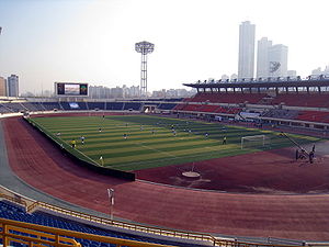 Blick in das Mokdong-Stadion (April 2008)