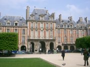 Um dos pavilhões da Praça de Vosges, em Paris