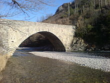 Le Jabron, à Peipin, enjambé par un pont construit en 1666