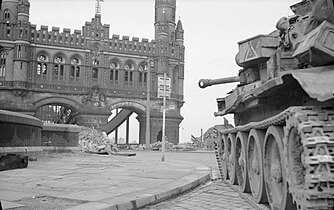 Cromwell tank of 7th Armoured Division, in position by the Neue Elbbrücke in Hamburg, 3 May 1945