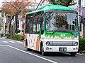 9978号車 栄公民館前 - 栄六条通り東間にて。 この画像の撮影地点は練馬区内。左後方のバス停留所は西武バスの一般路線のもの。