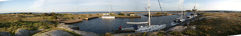 Panoramavy av Utklippan med öarna Norraskär och Södraskär i juli 2009; vy i riktning sydost från den lilla hamnbassängen på Norraskär.