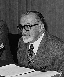 Alessandro Bausani speaking at lectern