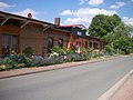 Ehemaliges Bahnhofsgebäude, heute als Wohnhaus genutzt (Straßenseite)