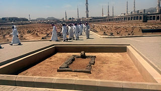 Grave of Uthman, with the Masjid an-Nabawi in the background, view towards the west. The Green Dome is also visible.