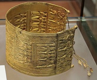 Bracelet en or représentant des lignes de (jeunes ?) femmes qui tiennent des "rameaux fleuris" ou des "sceptres à fleur", 675-650. Cerveteri, tombe étrusque Regolini-Galassi. Musée grégorien étrusque