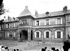 Façade sur cour (pavillon « Anne de Beaujeu ») à la fin du XIXe siècle.