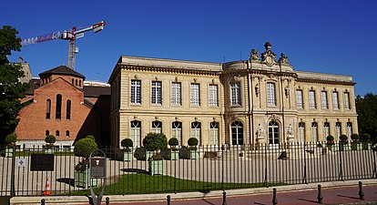 Façade sur rue et chapelle.