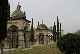 Les chapelles précédant l'église