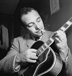 Le guitariste de jazz Django Reinhardt, photographié en 1946 par William P. Gottlieb. (définition réelle 3 584 × 3 762)