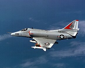 飛行するA-4E 151194号機 (米海軍第164攻撃飛行隊所属、1967年撮影)