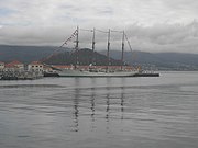 Elcano ancorado no peirao da Escola.