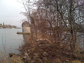 Extrémité Amont au Nord-Est de l'île Fleurie appartenant à Bezons, au loin le Pont routier du même nom.