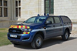 Un Ford Ranger avec son couvre-plateau pour la gendarmerie française.