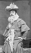 Toulouse-Lautrec portant le chapeau et le boa de Jane Avril, vers 1892.
