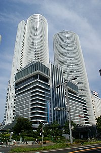 JRセントラルタワーズのホテルタワー（写真左）が名古屋マリオットアソシアホテル