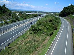 左手前から右奥に向かうのが東北道、左奥の秋田道方面から右手前にかけて弧を描くのが、東北道上り方面へのAランプ