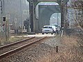 Bahngleis und Straße führen gemeinsam über die Brücke