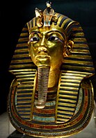 القناع الذهبي لتوت عنخ آمون أواخر العهد الثامن عشر قبل الميلاد في المتحف المصري.