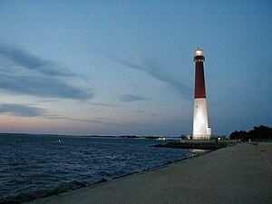 長灘島（英语：Long Beach Island）上伯寧格特燈塔（英语：Barnegat Lighthouse）的日初景象