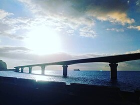 Le viaduc du Littoral vu depuis la pointe du Gouffre en direction de la Grande Chaloupe.