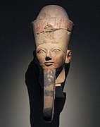 头戴红白双冠的哈特谢普苏特头像，美国纽约大都会艺术博物馆藏。