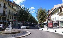 Photographie en couleurs du quartier commerçant d'une grande ville.