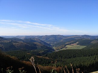 Blick vom Härdler nordwestwärts über Milchenbach hinweg zu den Saalhauser Bergen