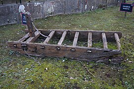 Photographie d'un grand traineau en bois.