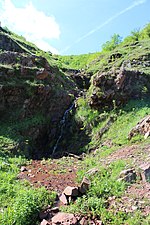 Мали водопад недалеко од моста у селу.