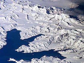 Vue aérienne de la partie principale de la chaîne d'Allardyce avec la baie de Cumberland dans le coin inférieur gauche.