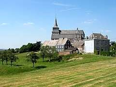 L'église St-Jacques-le-Majeur (XVIIIe siècle) et les vieilles maisons du village.