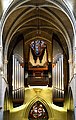 Photographie du Grand orgue Fisk dessiné par Giorgetto Giugiaro (2012). Les éclairages à la base de l'orgue sont allumés. On distingue au centre la console de tribune et le garde-fou. Au dessus de cet élément se trouvent les chamades (horizontales) puis la tuyauterie visible du récitatif expressif et des bombardes (verticale). Des deux côtés et en symétrique, se trouvent les tours contenant les tuyauteries visibles des deux positifs.