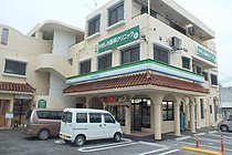 石垣登野城仲道店（沖縄県石垣市） 沖縄らしく赤瓦を使ったテナントに入居する店舗。