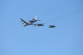 מטוס תדלוק מתדלק F-15 ועוד שניים לצידו