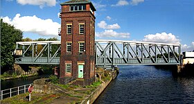 Le pont-canal tournant de Barton en position fermée.