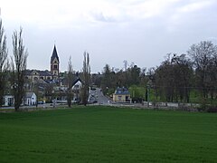 Ortsansicht, rechts der Eingang zum Schlossgrundstück