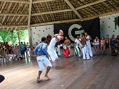 Loitadores de capoeira fan unha demonstración para turistas. Porto Seguro, Bahia